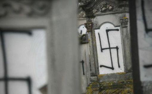 Франция: "свастика" на могилах на еврейском кладбище