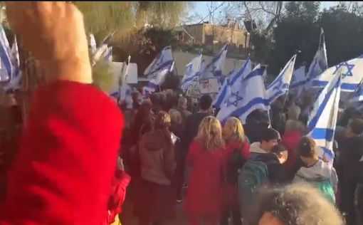 Сотни демонстрантов пришли под дом Нира Барката