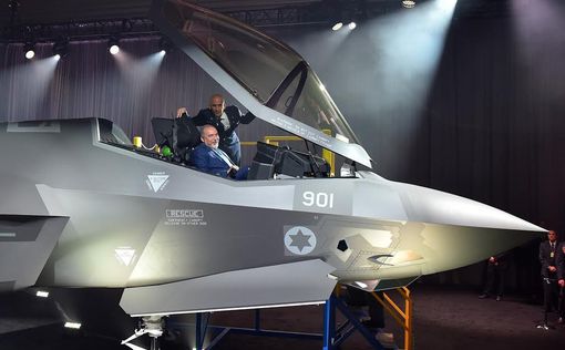 Либерман первым "оседлал" новенький F-35