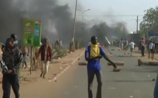 В Нигере протестующие сожгли три церкви