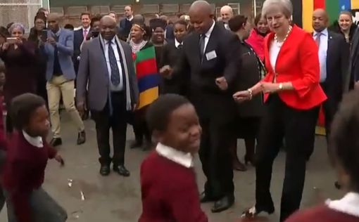 Мэй исполнила африканские танцы со школьниками из ЮАР
