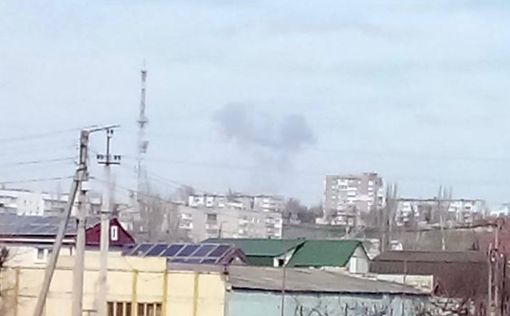 В районе аэропорта Бердянска гремят взрывы: над городом столб дыма