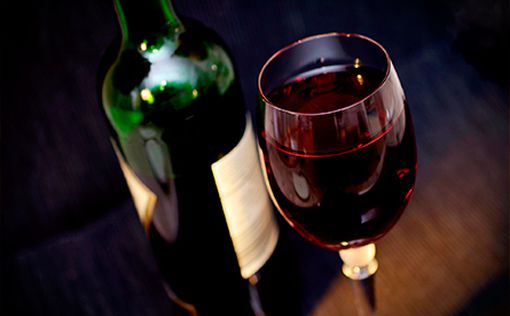 Туристов в грузинских аэропортах будут угощать вином