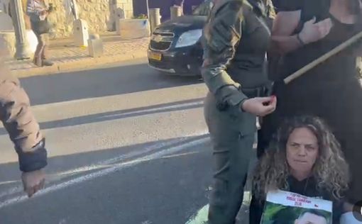 Иерусалим: активистки расселись посреди дороги возле посольства США