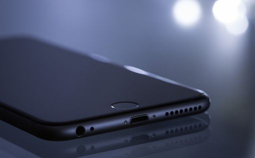 Синий свет дисплеев смартфонов влияет на половое созревание – исследование