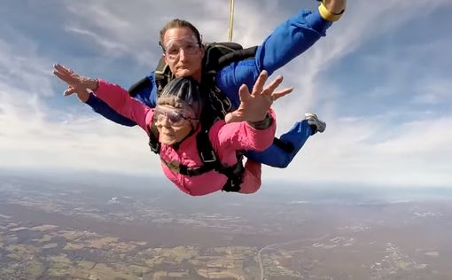 Видео: 94-летняя решилась на прыжок с парашютом!