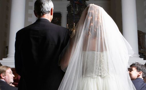 28-летнюю француженку судят за брак с 82-летним стариком