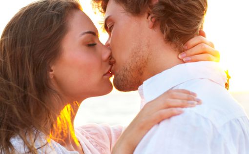 Ученые: при поцелуях выделяется "сексуальная слюна"
