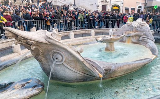 Экоактивисты вылили "нефть" в знаменитый фонтан Рима