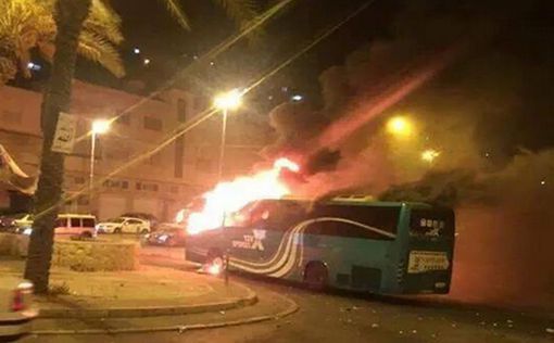 В Иерусалиме закидали камнями и сожгли автобус
