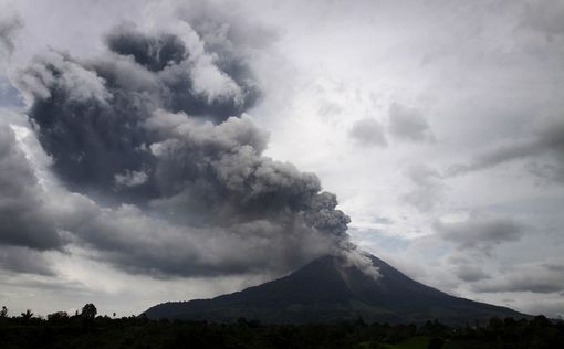 В результате извержения вулкана Синабунг погибли 11 человек