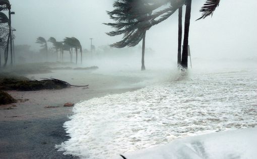 Мощнейший ураган подбирается к США: появились первые видео