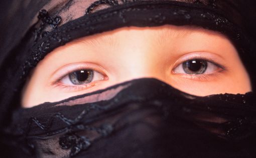 В Италии мать обрила наголо дочь за отказ носить хиджаб