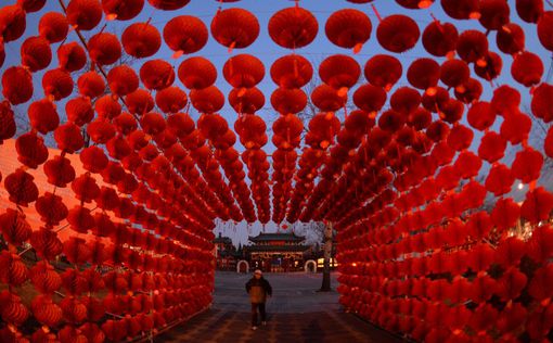В Китае загорелись тысячи фонариков