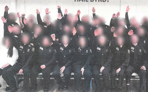 Надзиратели в США сделали фото с нацистским приветствием