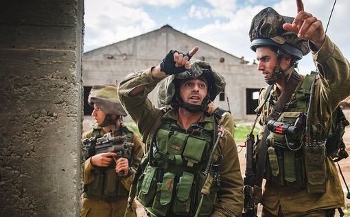 Командир ЦАХАЛа читает молитву перед тем, как взорвать здания в Газе