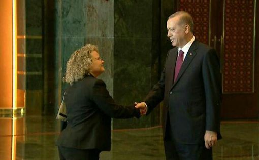Впервые за 2 года: Эрдоган пожал руку израильскому дипломату