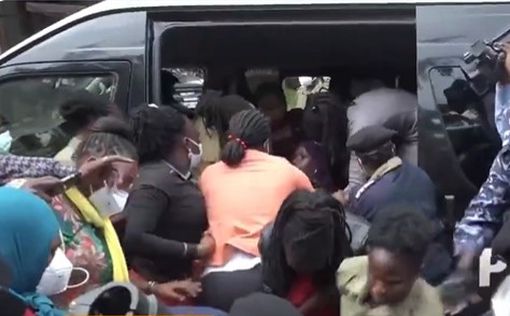 Полиция Уганды арестовала 11 женщин-депутатов во время акции протеста