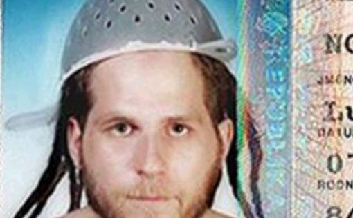 Израильтянин требует фото на паспорт с дуршлагом на голове