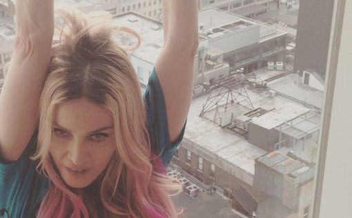 Мадонна перекрасила волосы в розовый