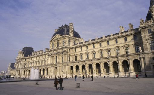 Лувр перенесет часть экспозиции на парижские пляжи
