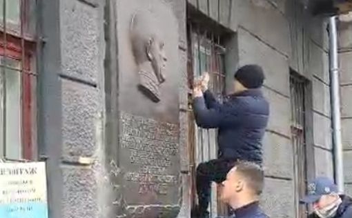В Одессе демонтируют последний барельеф маршала Жукову