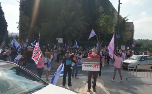 Кидаются навозом: демонстранты перекрыли дорогу к Кнессету