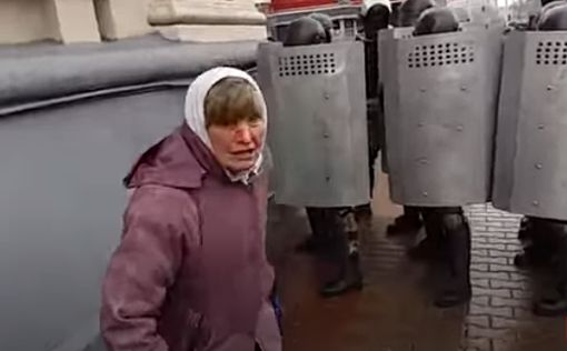 В Минске ОМОН разгоняет протестующих водометами