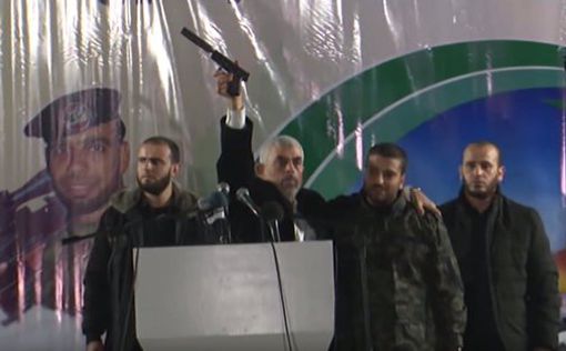 Яхья Синуар трясет пистолетом израильского спецназа