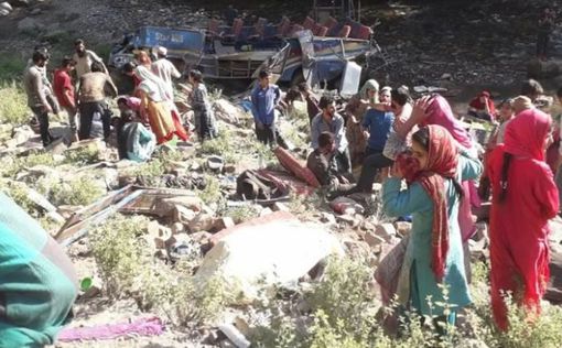 В Индии автобус рухнул в пропасть, погибли 33 человека