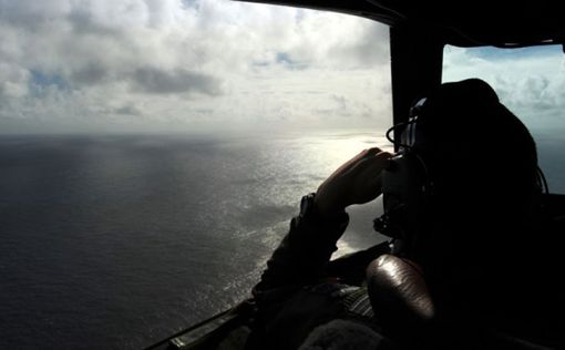 Поиски авиалайнера продолжатся на глубине более 4,5 км
