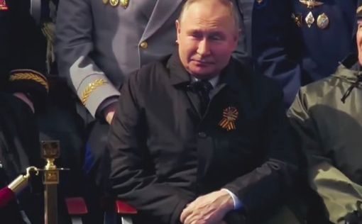 Путин укрылся на параде одеялом