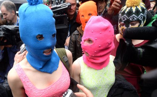 В Сочи участниц группы Pussy Riot избили казаки
