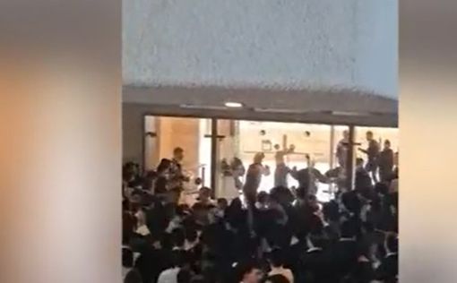 Стулья в воздухе: драка студентов йешивы с охраной