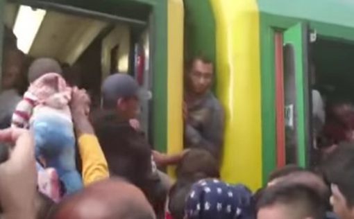 Будапешт: Беженцы штурмуют поезда