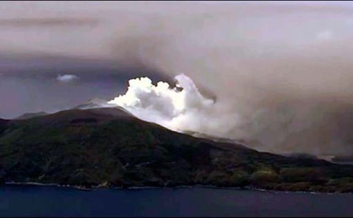 В Японии извергается вулкан, спавший 12 лет