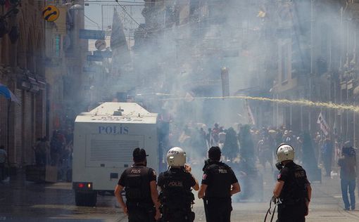 Турция: полиция водометами разогнала около 1000 протестующих