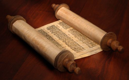 Национальная библиотека Израиля показала бесценные свитки Торы