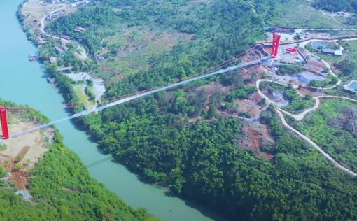 В Китае построили самый длинный в мире мост из стекла