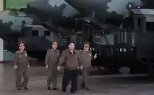 Ким Чен Ыну показали межконтинентальные баллистические ракеты