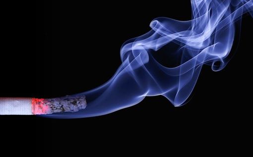 Курение наполовину снижает риск заражения COVID-19