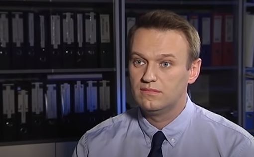 Следы "Новичка" нашли на бутылке в номере Навального
