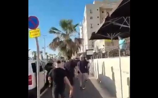 Полиция пытается остановить толпу, двинувшуюся на Яффо