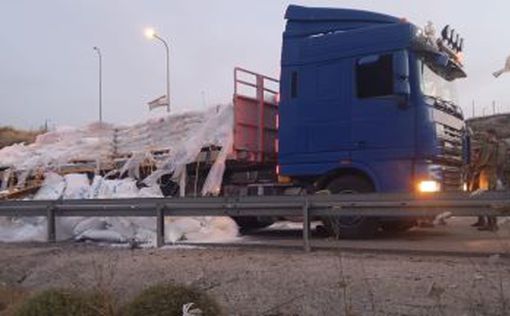 Израильтяне “разгружают” грузовики с гуманитаркой для “голодающей Газы”