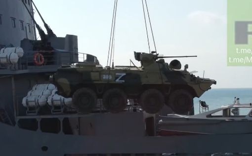 В Бердянске с большого десантного корабля сгружают военную технику