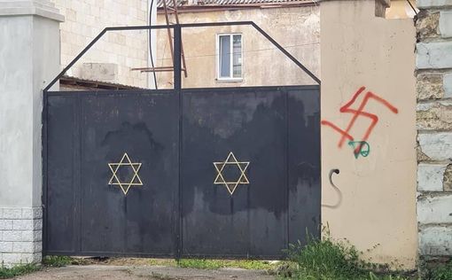 В Николаеве возле ворот синагоги нарисовали свастику