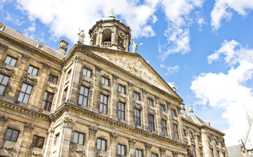 Власти Амстердама: Хватит мочиться на дворец!