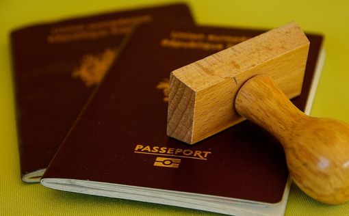 В ЕК призвали осторожнее выдавать паспорта олигархам