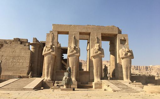 Археологи нашли гигантскую статую неизвестного фараона
