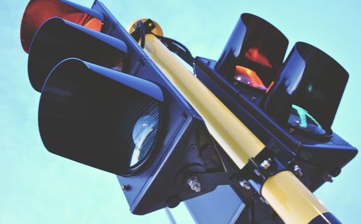 Почему у светофора красные, оранжевые и зеленые сигналы